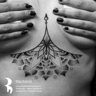  Tatouage mandala entre les seins